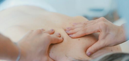 Muskelspenninger i nakke og skuldre – hvorfor oppstår de?