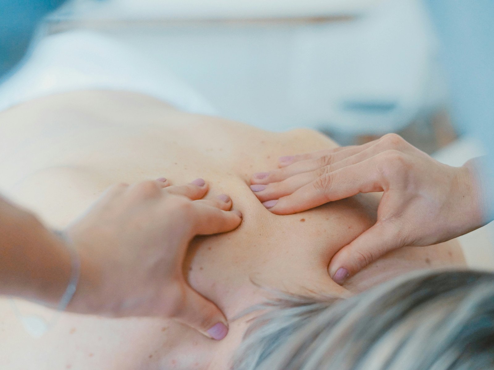Muskelspenninger i nakke og skuldre – hvorfor oppstår de?